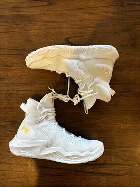 Under Armour Highlight Ace Volleyball Shoes Women’s 8.5 White Gold NWOT No Box